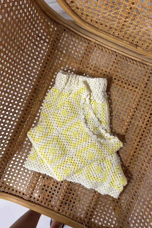 Set en crochet jaune pastel