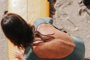 Mes essentiels quand je pars en surftrip.